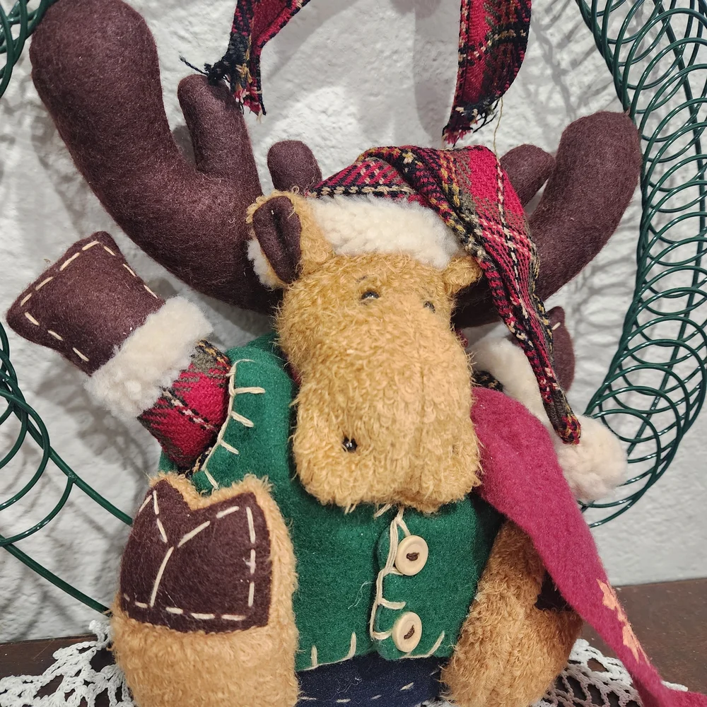 Vintage Festive Moose Wreath with Green and Red Accents - Card Holder